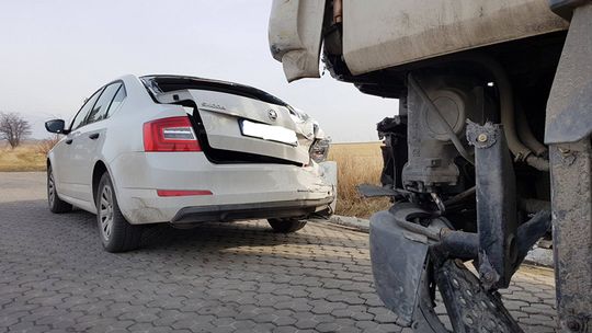 SKODA Z BIELAWSKIEGO URZĘDU ULEGŁA WYPADKOWI