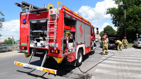 Skuteczna interwencja strażaków podczas pożaru auta