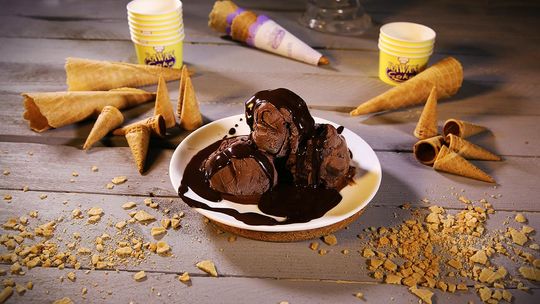 Słodkie sosy do deserów – czy warto postawić na gotowe propozycje?