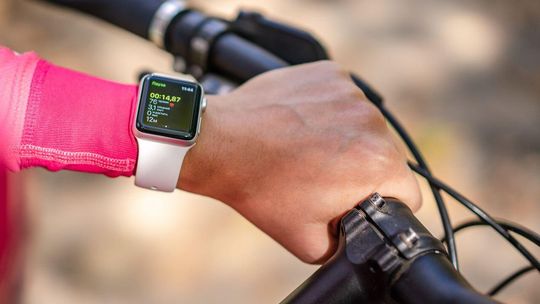 Smartwatch Apple na co dzień i do sportu – czym kierować się podczas zakupu?