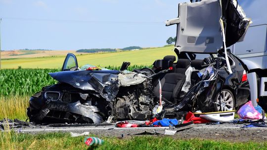 Śmierć w BMW po zderzeniu czołowym z ciężarówką na "ósemce"