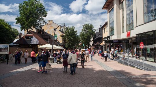 Spacerując po Krupówkach – poznaj miejsce, które tętni życiem, tradycją i kulturą