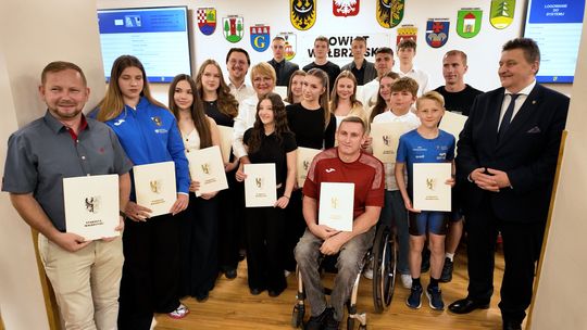 Sportowa elita powiatu uhonorowana: Powiat Wałbrzyski wręczył stypendia i nagrody sportowe