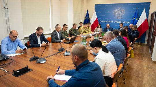 Spotkanie sztabu kryzysowego u Wojewody Dolnośląskiego Macieja Awiżenia