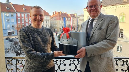 STAROSTA PRZEKAZAŁ LICZARKĘ DLA WOŚP