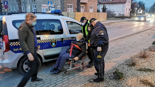 Straż Miejska w Bielawie dowozi na szczepienia osoby niepełnosprawne z terenu miasta