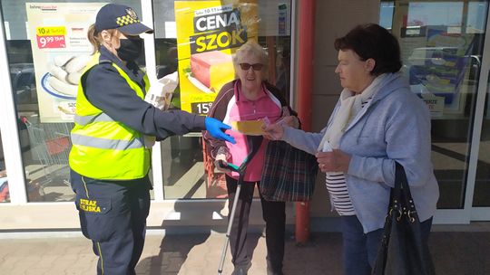 STRAŻ MIEJSKA W DZIERŻONIOWIE ROZDAJE SENIOROM MASECZKI