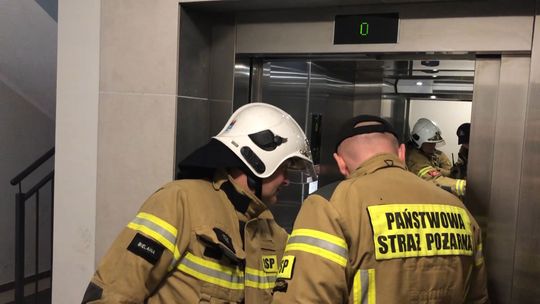 Strażacy uwolnili 7-latka z windy w Bielawie