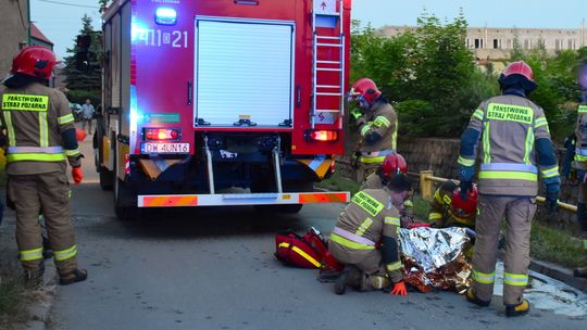 Strażacy wyciągają kobietę z rzeki w Dzierżoniowie