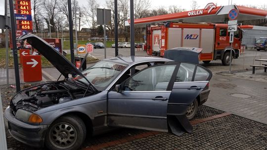 Strażacy zapobiegają spaleniu BMW