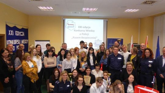 SUKCES DRUŻYNY Z POWIATU DZIERŻONIOWSKIEGO W KONKURSIE WIEDZY O POLICJI