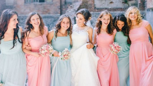 Sukienki na wesele – jaką kreację wybrać, aby była zgodna ze ślubnym dress codem?