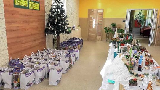 ŚWIĄTECZNE PACZKI DLA BIELAWSKICH SENIORÓW
