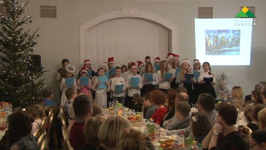 ŚWIĄTECZNE SPOTKANIE OSÓB NIEPEŁNOSPRAWNYCH W ZAMKU NA SKALE W TRZEBIESZOWICACH