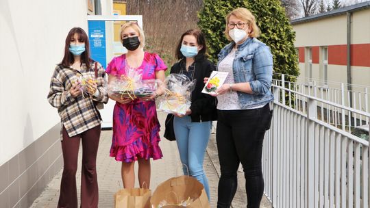 ŚWIĄTECZNE ŻYCZENIA OD WOLONTARIUSZY Z ZESPOŁU SZKÓŁ NR 2 W DZIERŻONIOWIE