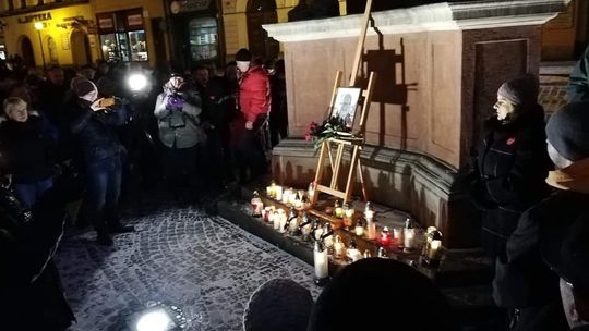 ŚWIDNICA ODDAJE HOŁD