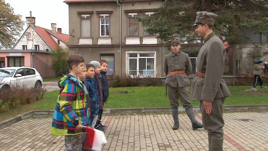 ŚWIĘTUJĄ I EDUKUJĄ  PATRIOTYCZNIE