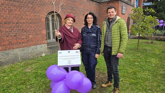 Symboliczny dar od Towarzystwa Miłośników Dzierżoniowa z okazji 100-lecia kobiet w Policji