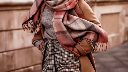 Szafa kapsułowa na zimę – podstawowe elementy damskiej garderoby