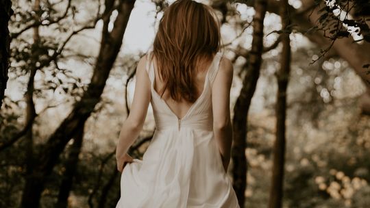 Szerokie biodra a suknie ślubne: sprawdź te modele