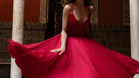 Szyfonowa, bawełniana, satynowa, a może jedwabna? Jaka sukienka będzie najlepsza na wesele?