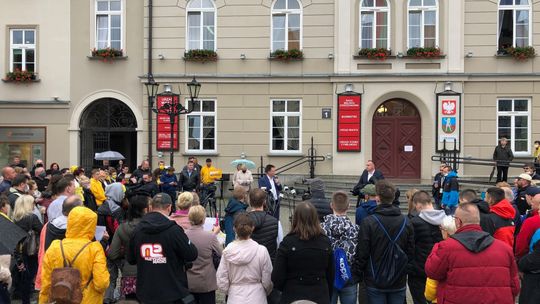 SZYMON HOŁOWNIA NA DZIERŻONIOWSKIM RYNKU