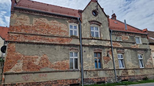 Termomodernizacja gminnego budynku wielorodzinnego, zlokalizowanego przy ul. Strażackiej 4 A, idzie pełną parą