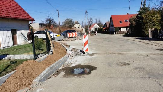 Trwa budowa ronda w Goworowie, prace potrwają do końca maja [foto]