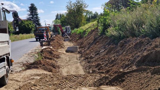Trwa budowa ścieżki dla pieszych i rowerzystów w Byszowie