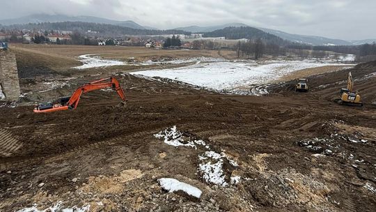 Trwa zabezpieczanie suchego zbiornika przeciwpowodziowego Stronie Śląskie na potoku Morawka