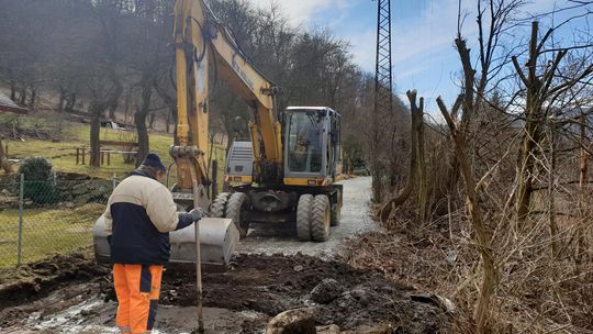 TRWAJĄ PRACE BUDOWLANE PRZY BUDOWIE ŚCIEŻKI ROWEROWEJ W PIESZYCACH