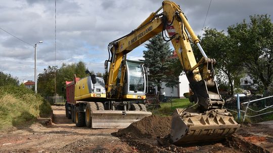 TRWAJĄ PRACE PRZY REMONCIE DROGI DOJAZDOWEJ DO GRUNTÓW ROLNYCH W BOJANICACH