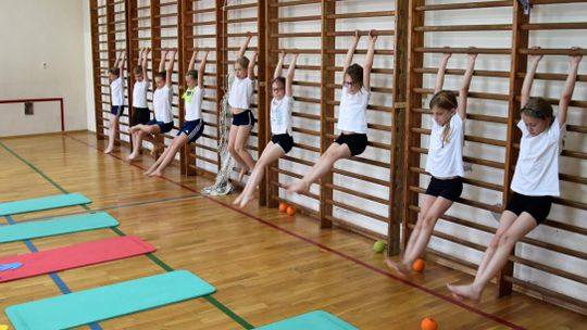 TRZYMAJ SIĘ PROSTO!