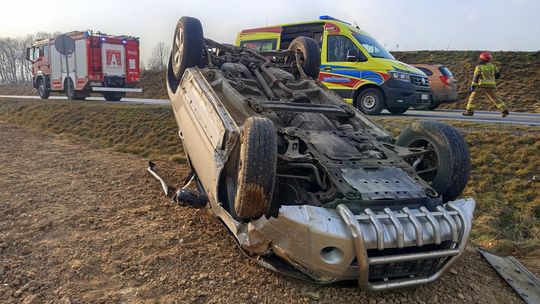 Uciechów. Dachowanie Suzuki na obwodnicy