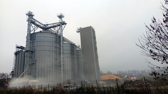 Uciechów. Pożar na terenie suszarni