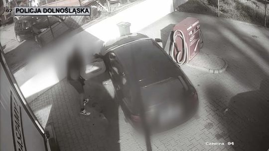 Uciekał przed policjantami, trzymając w ręce… nosidełko z rocznym dzieckiem