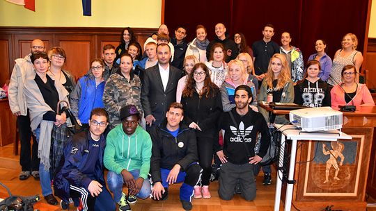 UCZESTNICY WORKCAMPU PORZĄDKUJĄ CMENTARZ ŻYDOWSKI