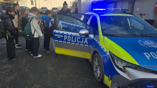 Uczniowie szkoły Edukacja i Rodzina z wizytą w Komendzie Powiatowej Policji w Dzierżoniowie
