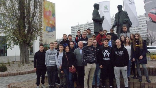 UCZNIOWIE Z ZSZiPKZ W BIELAWIE Z WIZYTĄ W SKODZIE