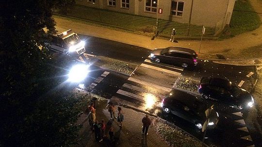 UDERZYŁ W WYSEPKĘ DROGOWĄ (AKTUALIZACJA WIDEO)