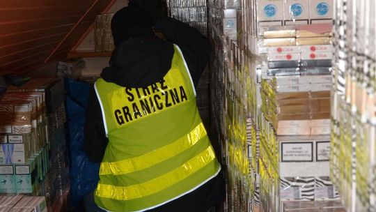 UJAWNIONO NIELEGALNE PAPIEROSY, TYTOŃ I SPIRYTUS