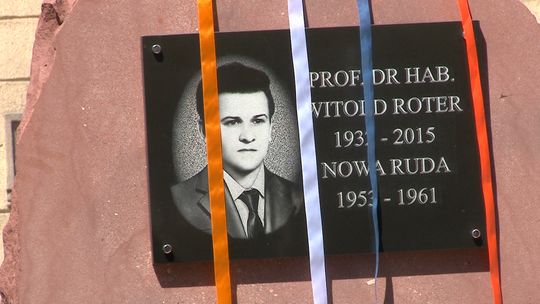 UROCZYSTE ODSŁONIĘCIE TABLICY IM. PROF. WITOLDA ROTERA W NOWEJ RUDZIE