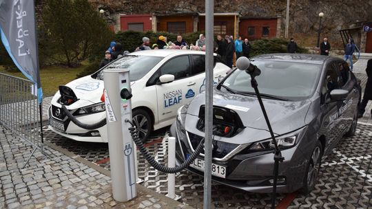 UROCZYSTE OTWARCIE STACJI ŁADOWANIA POJAZDÓW ELEKTRYCZNYCH W LĄDKU-ZDROJU (AKTUALIZACJA WIDEO)