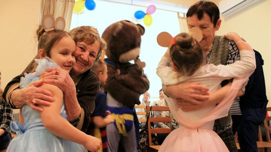 UŚCISKI, KTÓRE DAJĄ RADOŚĆ, CZYLI INTEGRACJA POKOLEŃ