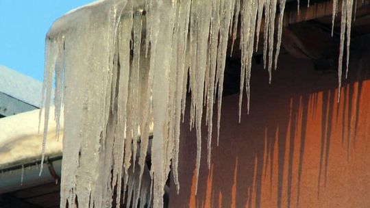 Uwaga na nawisy śnieżne oraz sople lodu na dachach