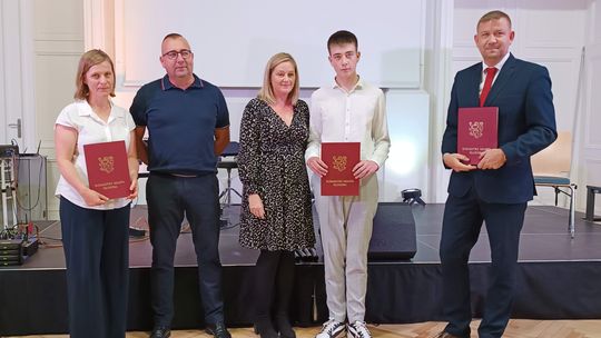 Uzdolnieni uczniowie wyróżnieni stypendiami burmistrza Kłodzka