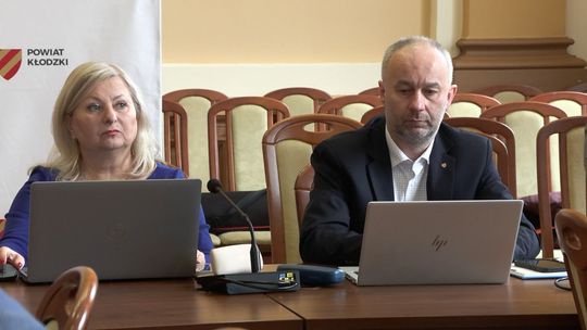 V Sesja Rady Powiatu Kłodzkiego: kluczowe decyzje i uhonorowanie strażaków V Sesja Rady Powiatu Kłodzkiego: kluczowe decyzje i uhonorowanie strażaków