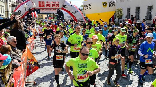 VI PÓŁMARATON JELENIOGÓRSKI. TANIEJ Z WÓZKIEM I PO SZEŚĆDZIESIĄTCE