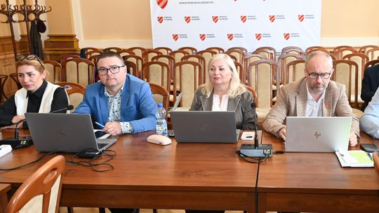 VIII sesja Rady Powiatu Kłodzkiego: Starosta i Zarząd z absolutorium oraz wotum zaufania