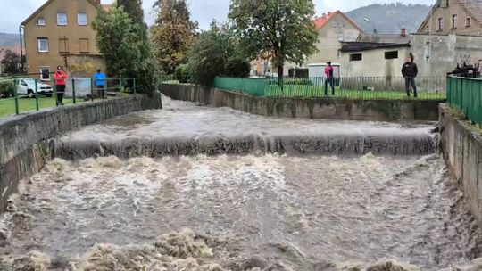 W Bielawie bez większych problemów woda przepływa przez miasto z lekkimi podtopieniami